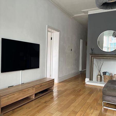 The Clock Tower Apartment - Spacious, Modern, 2 Bed Room Apartment , Southsea With Free Parking - Sleeps 4 Портсмут Екстер'єр фото