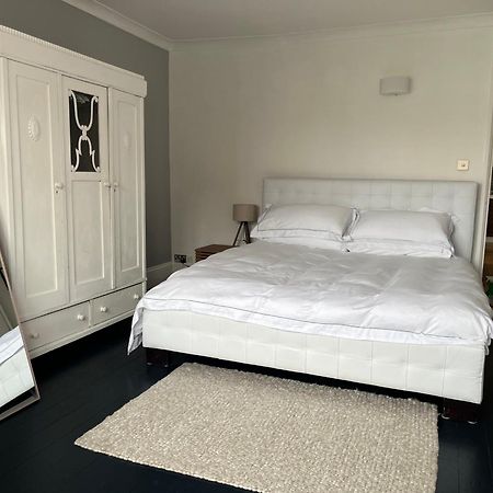 The Clock Tower Apartment - Spacious, Modern, 2 Bed Room Apartment , Southsea With Free Parking - Sleeps 4 Портсмут Екстер'єр фото
