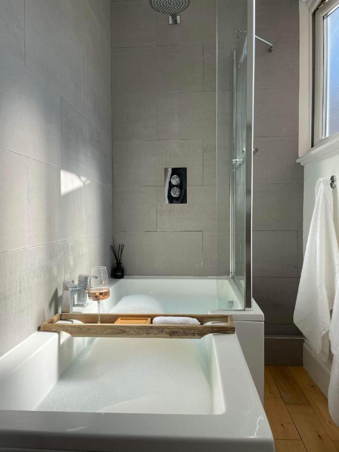 The Clock Tower Apartment - Spacious, Modern, 2 Bed Room Apartment , Southsea With Free Parking - Sleeps 4 Портсмут Екстер'єр фото