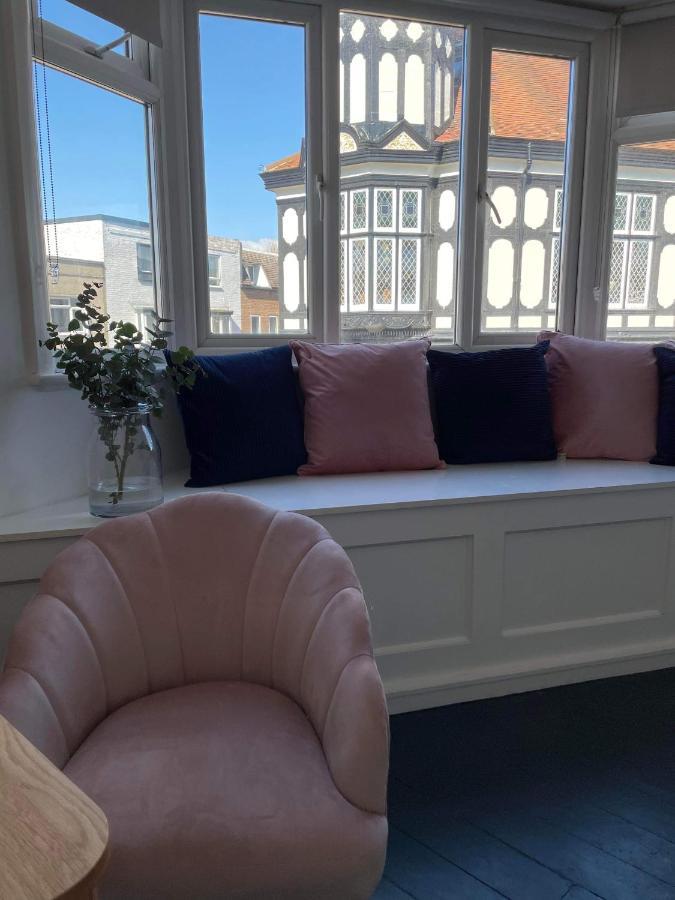 The Clock Tower Apartment - Spacious, Modern, 2 Bed Room Apartment , Southsea With Free Parking - Sleeps 4 Портсмут Екстер'єр фото