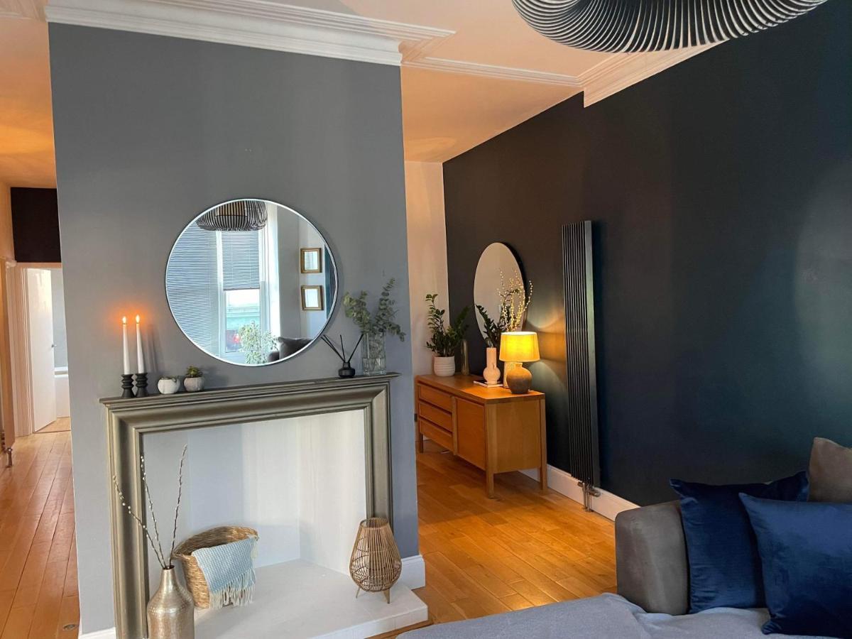 The Clock Tower Apartment - Spacious, Modern, 2 Bed Room Apartment , Southsea With Free Parking - Sleeps 4 Портсмут Екстер'єр фото