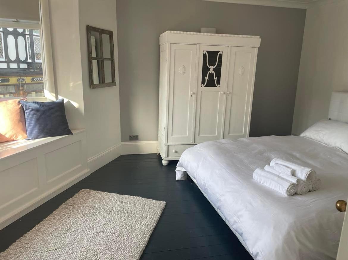 The Clock Tower Apartment - Spacious, Modern, 2 Bed Room Apartment , Southsea With Free Parking - Sleeps 4 Портсмут Екстер'єр фото