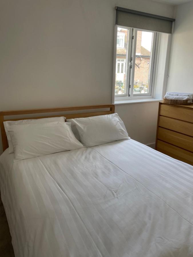 The Clock Tower Apartment - Spacious, Modern, 2 Bed Room Apartment , Southsea With Free Parking - Sleeps 4 Портсмут Екстер'єр фото