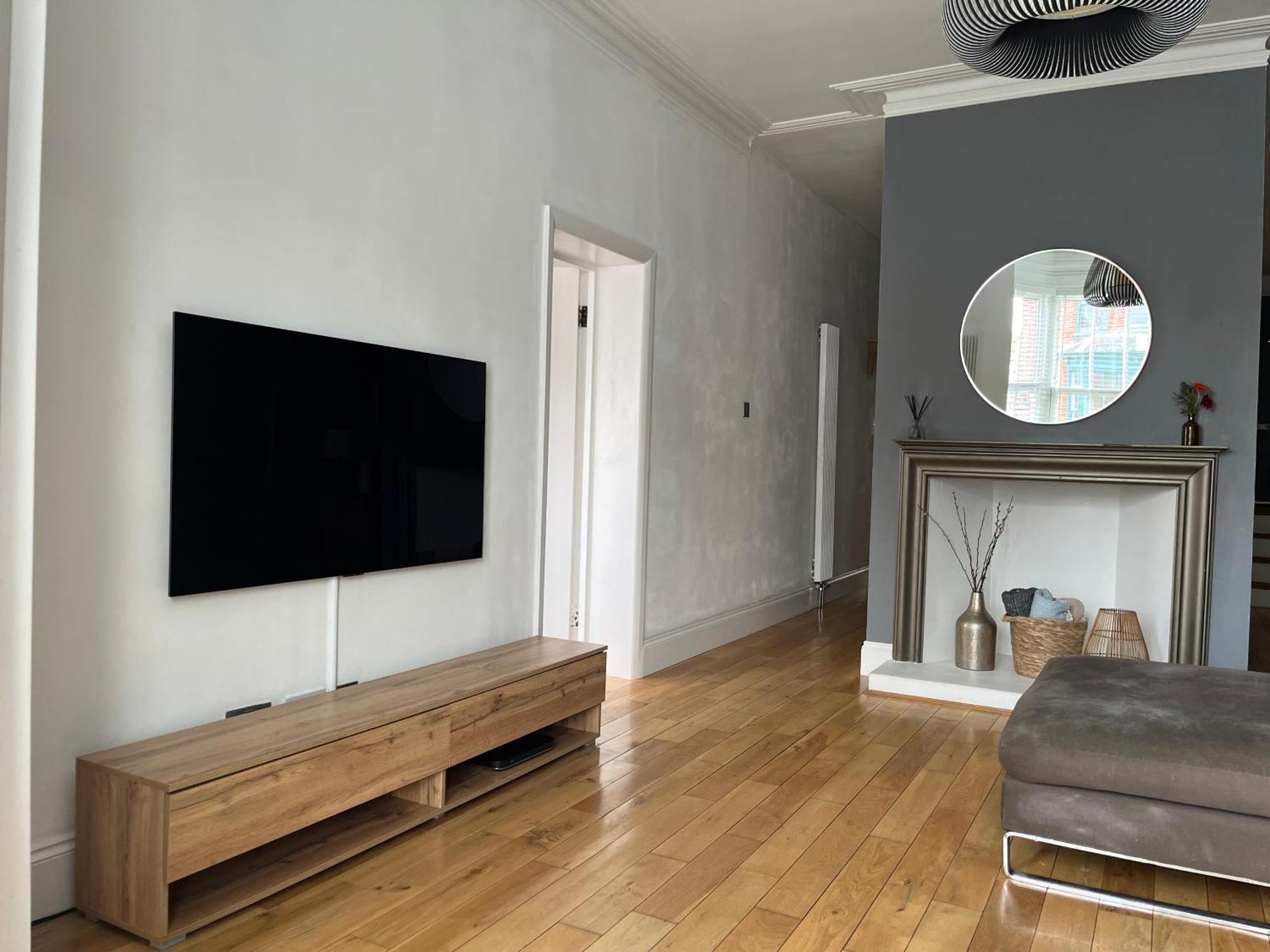 The Clock Tower Apartment - Spacious, Modern, 2 Bed Room Apartment , Southsea With Free Parking - Sleeps 4 Портсмут Екстер'єр фото